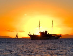 Mediterranean Marine Surveyor - bateau couché de soleil